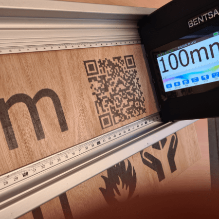 Bentsai B80 handheld thermal inkjet printer printing 100mm high on wood