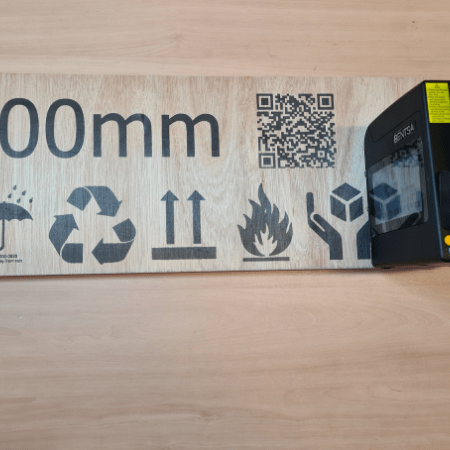 Bentsai B80 handheld thermal inkjet printer printing on timber